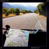 Un momento di un viaggio: � ben evidente la carta stradale in primo piano. Guardapassi e Scaraggi viaggiano senza Gps